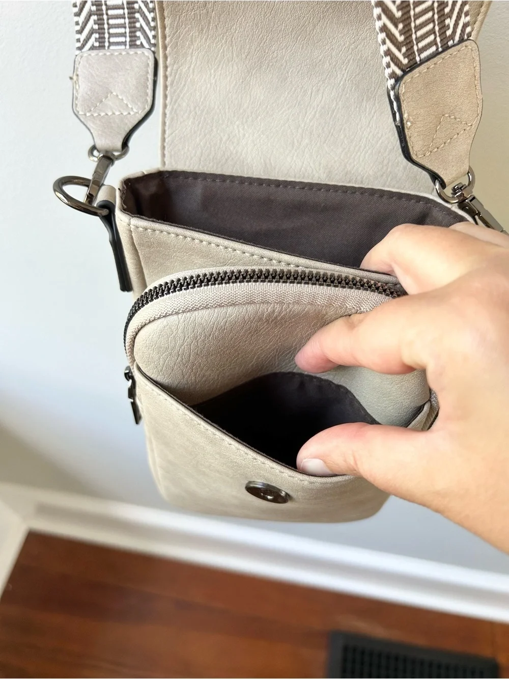 Poiugoya light tan small crossbody travel bag